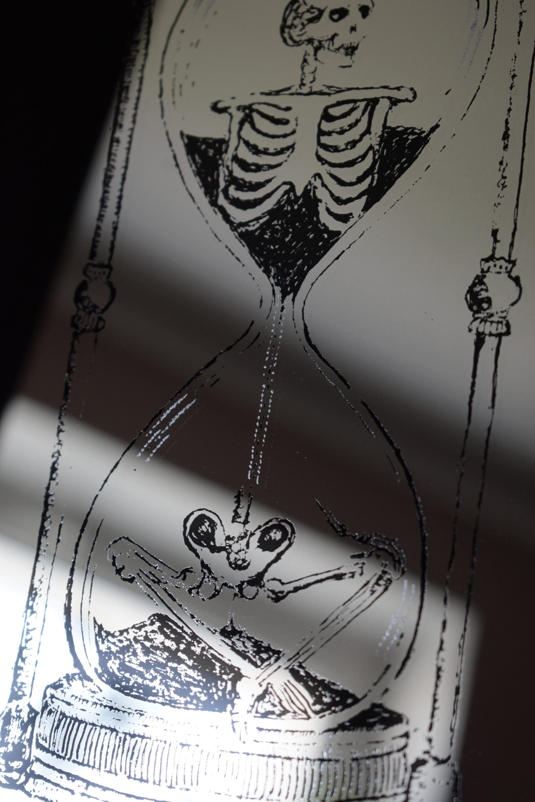 Małe Lustro Dekoracyjne w Antycznej Ramce z Grawerem Klepsydry