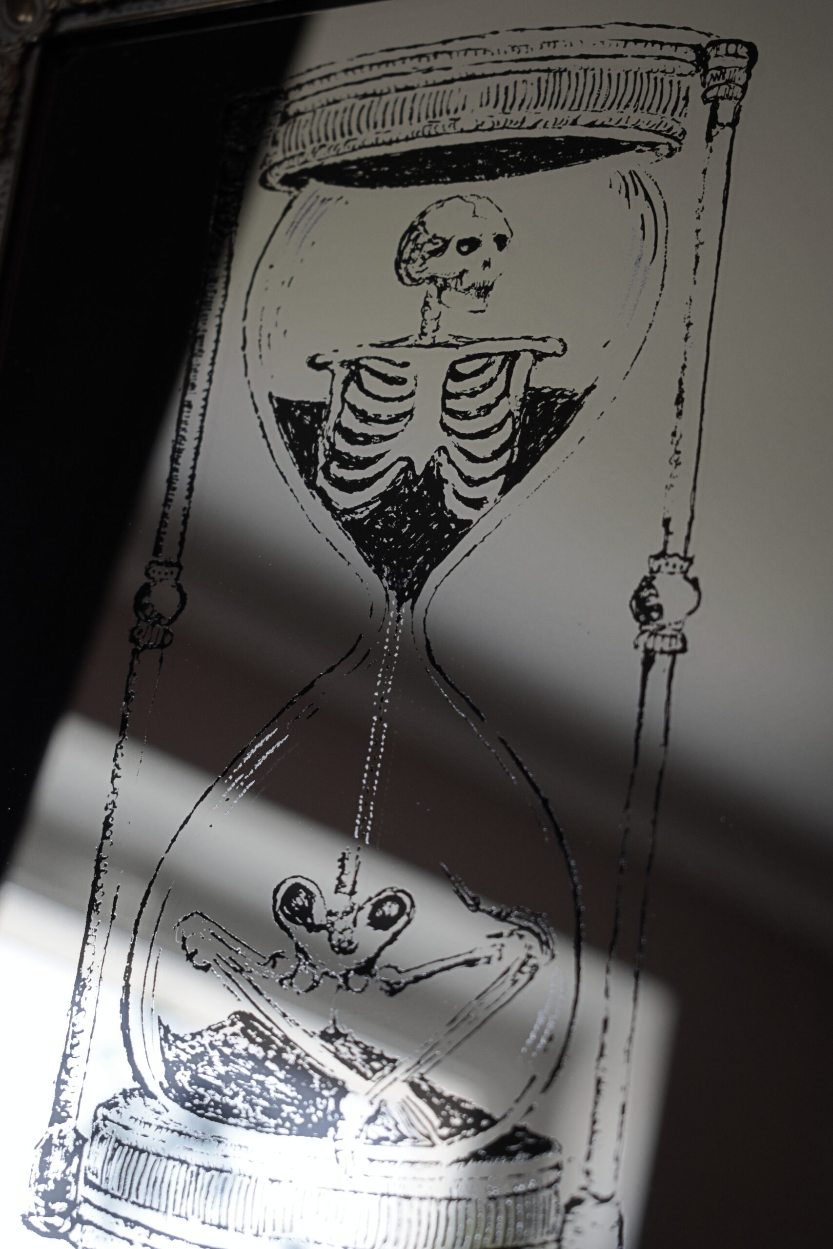 Małe Lustro Dekoracyjne w Antycznej Ramce z Grawerem Klepsydry