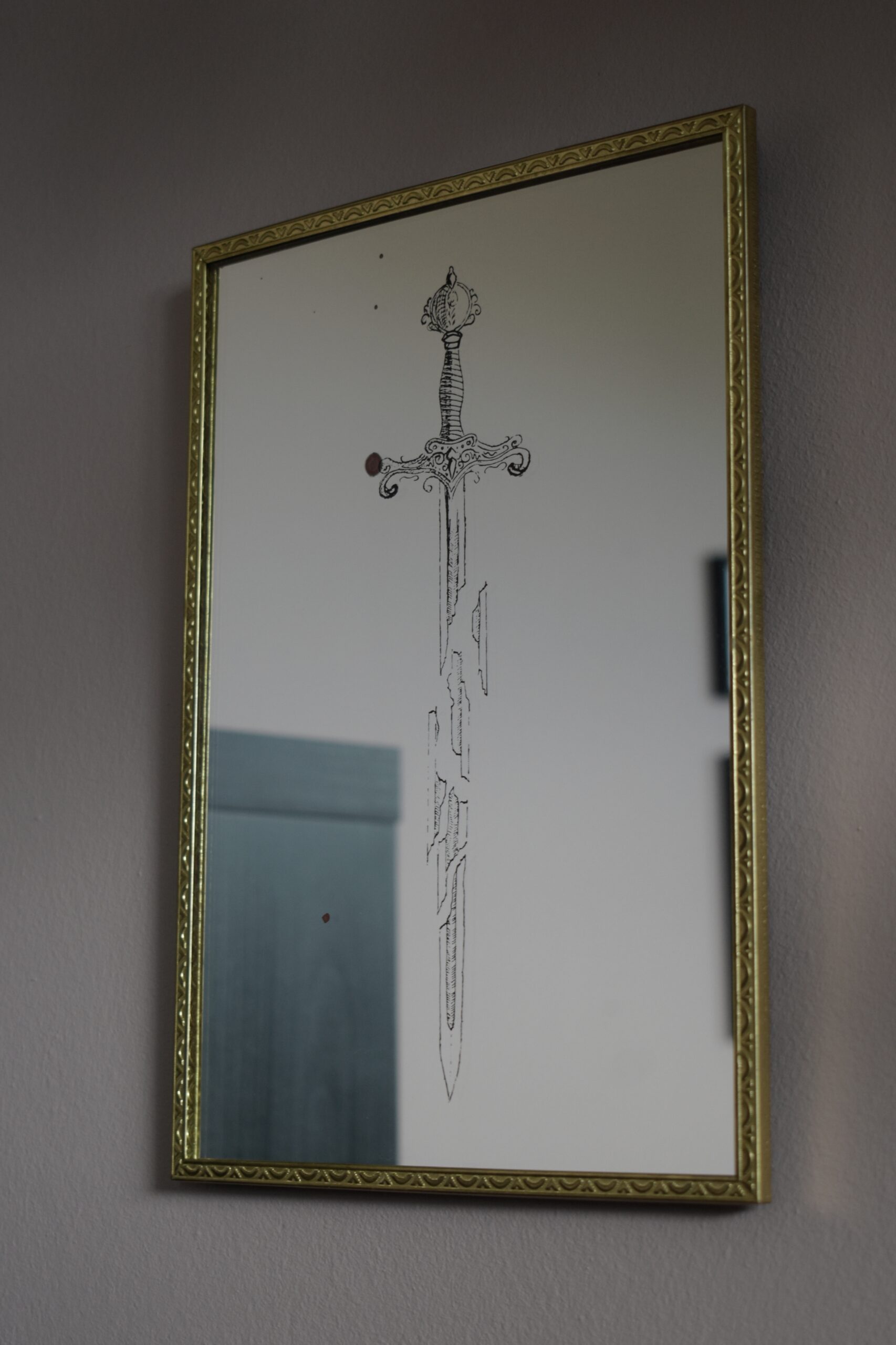 Lustro z Grawerem Pękniętego miecza