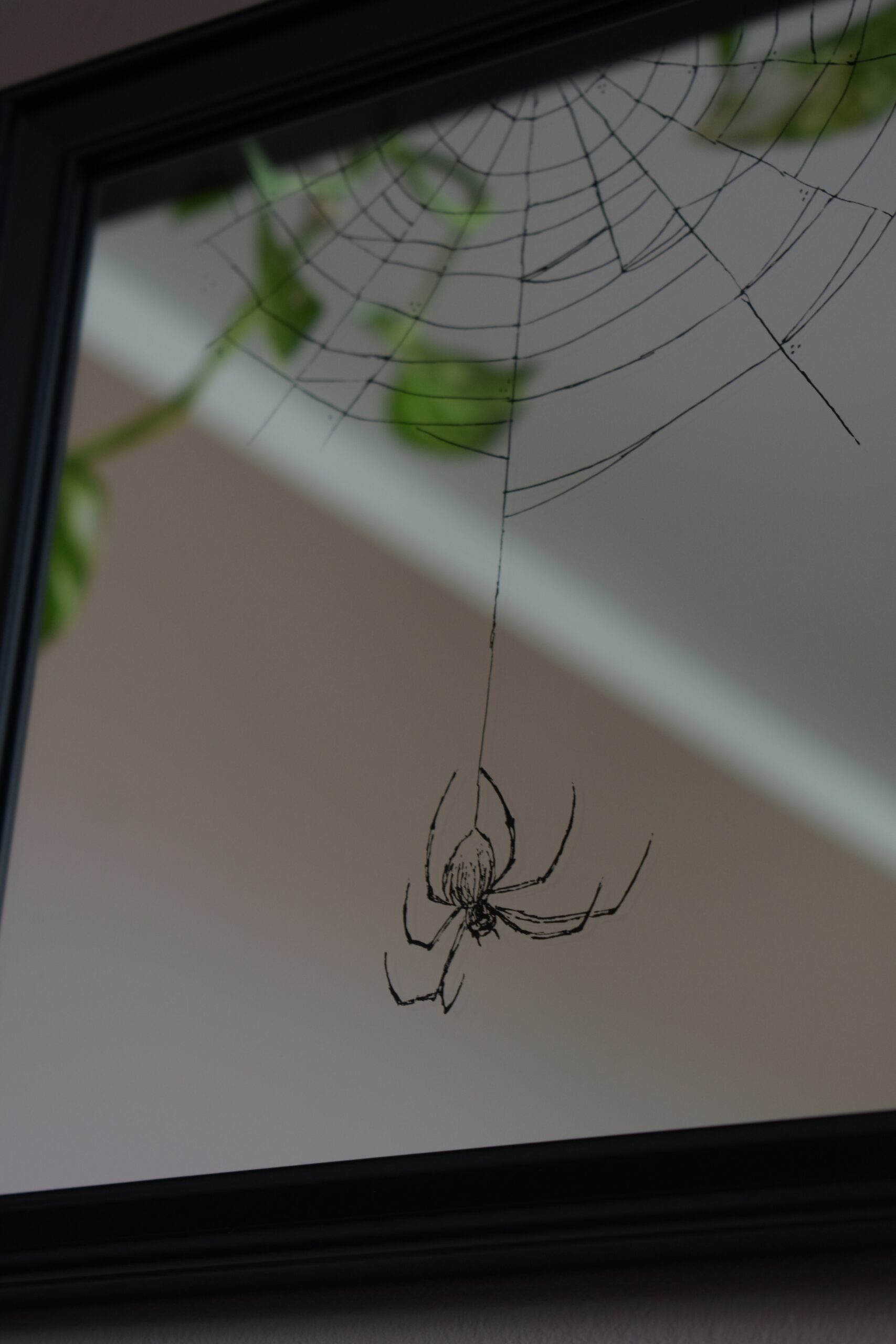 Lustro w Czarnej Ramce z Grawerem Pająka na Pajęczynie – Unikalne Rękodzieło