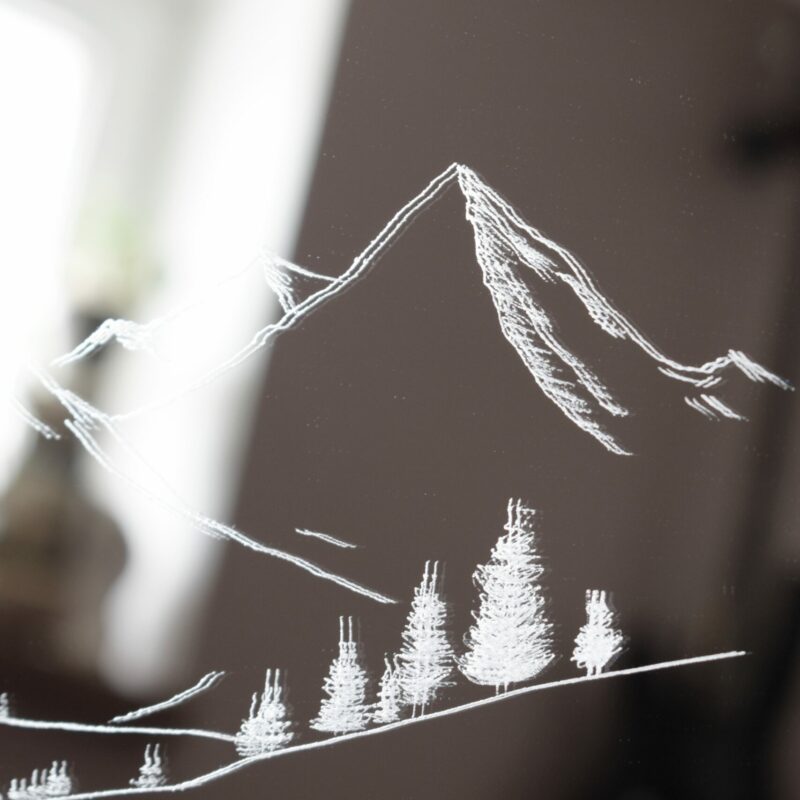 Lustro z grawerem pasma górskiego