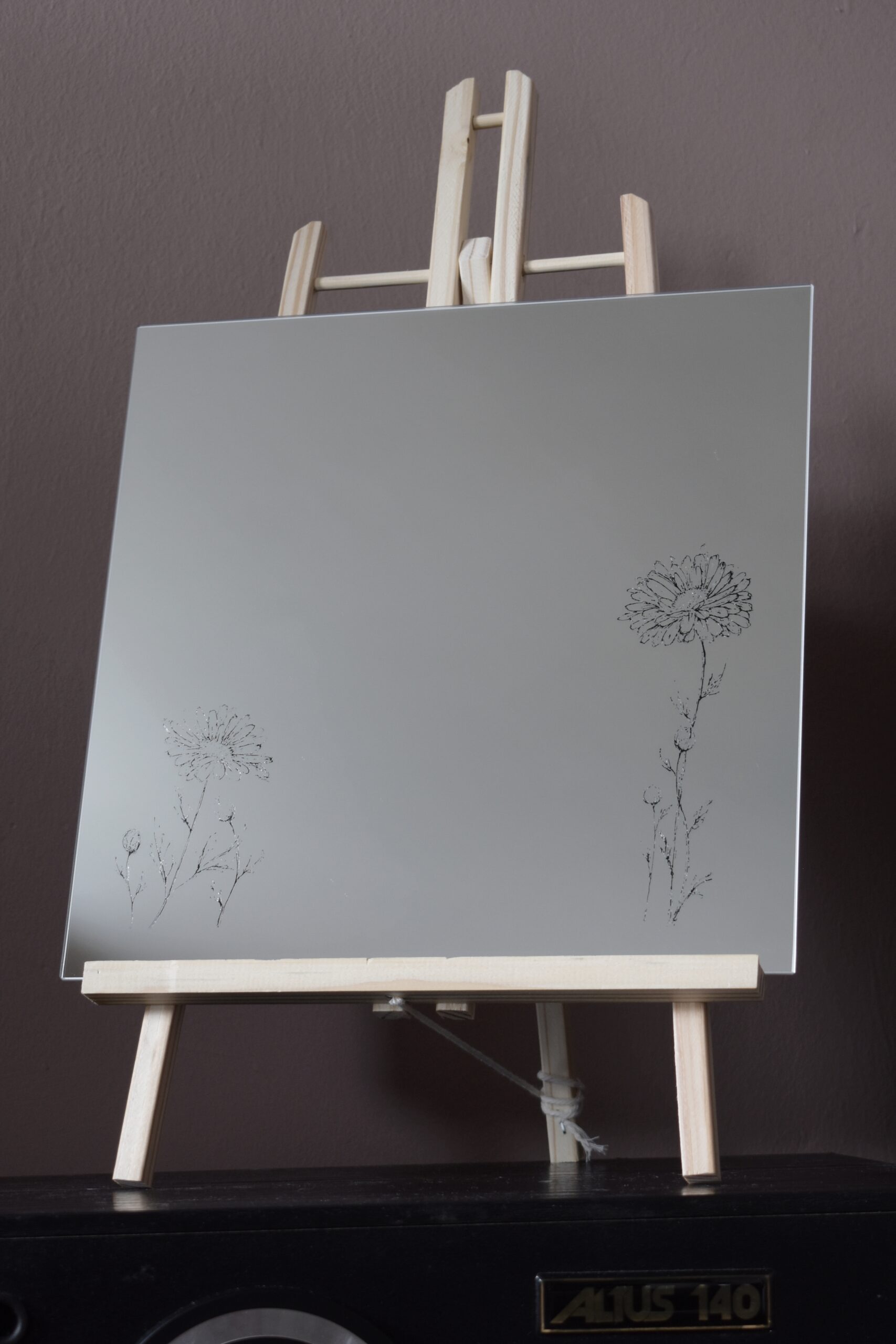 lustro z grawerem stokrotek