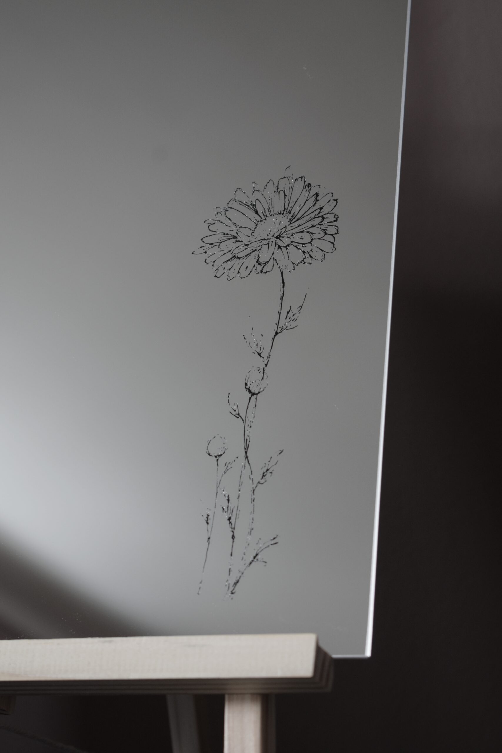 lustro z grawerem stokrotek