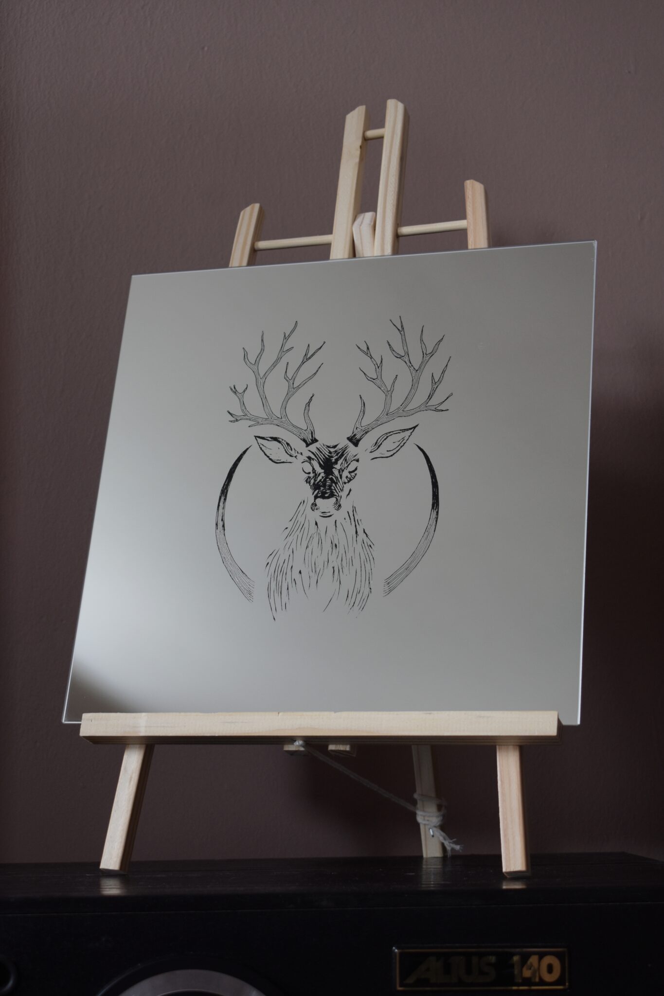 Lustro z grawerem jelenia w półksiężycu