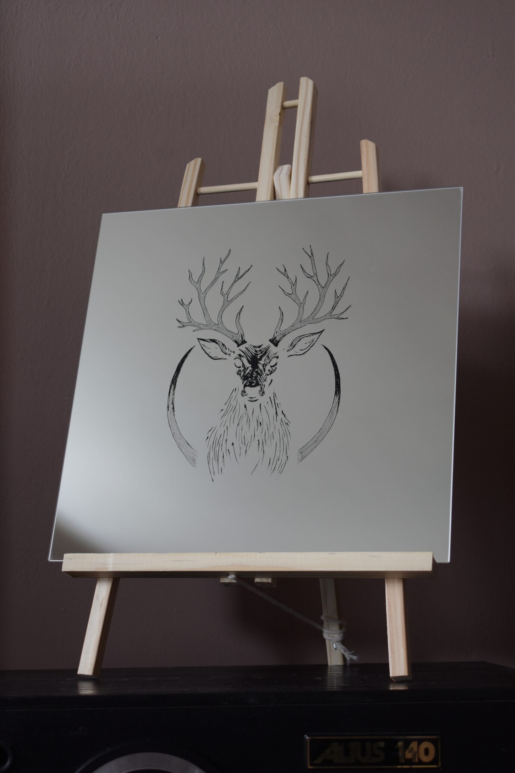 Lustro z grawerem jelenia w półksiężycu