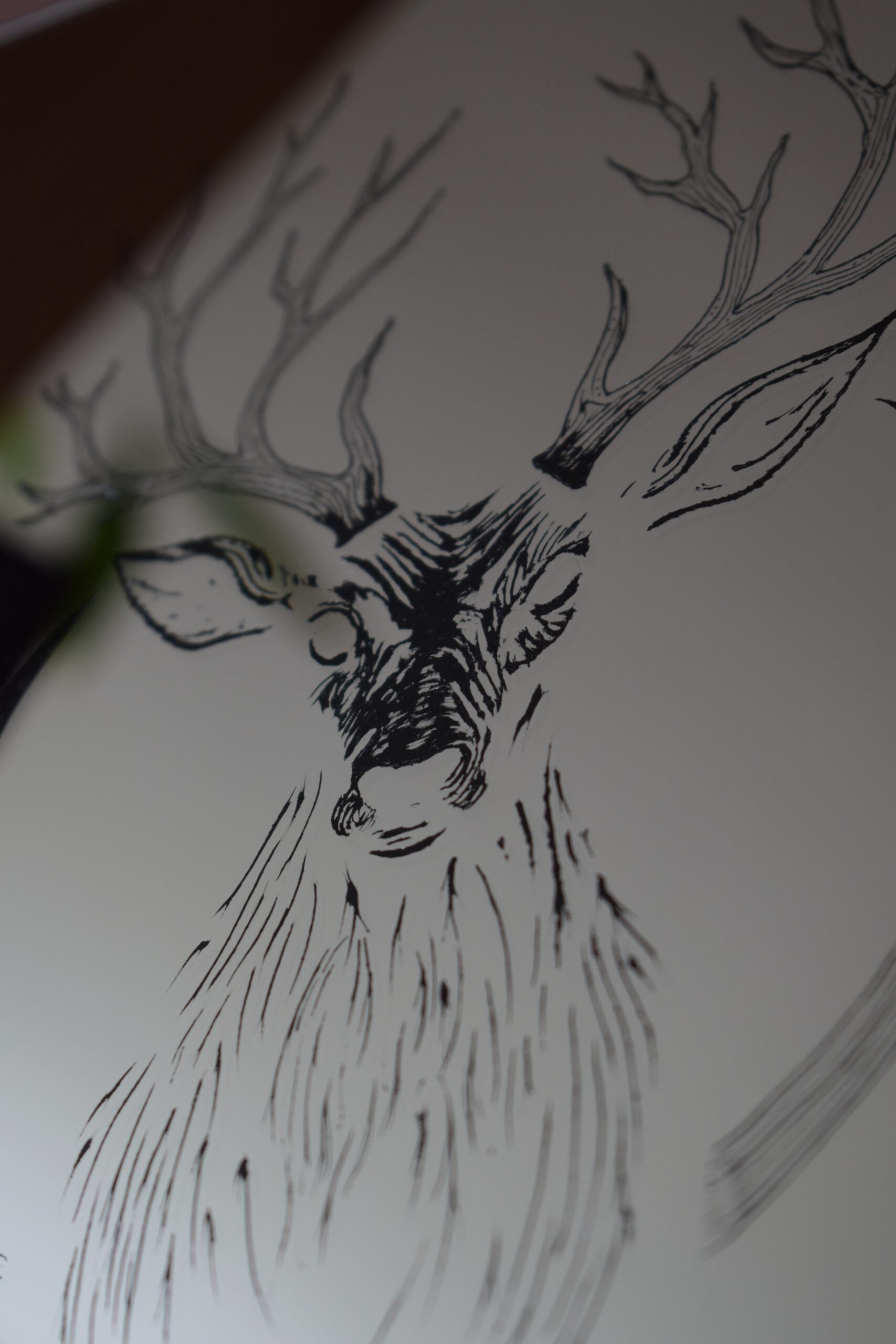 Lustro z grawerem jelenia w półksiężycu