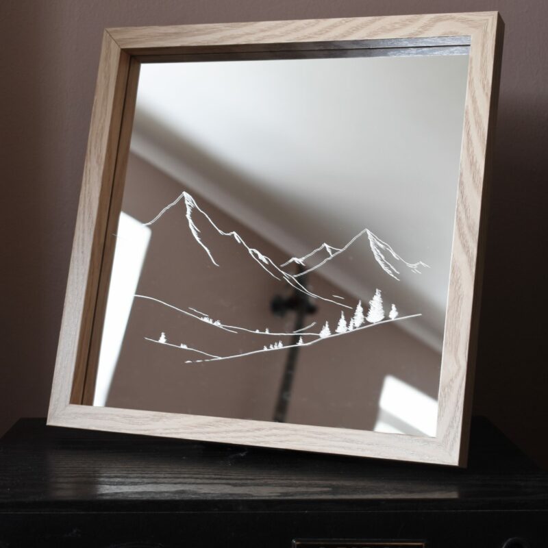 Lustro z grawerem pasma górskiego