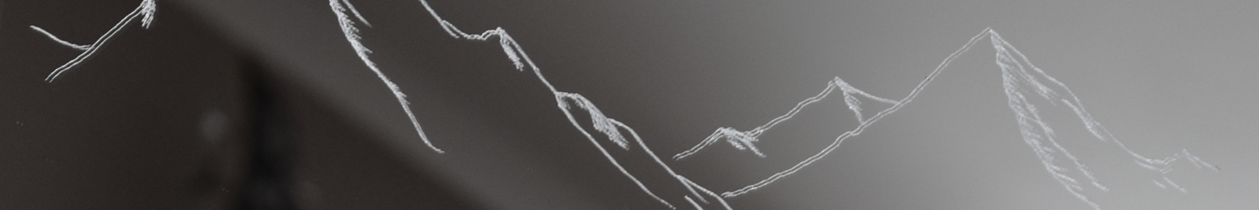 Lustro z grawerem pasma górskiego