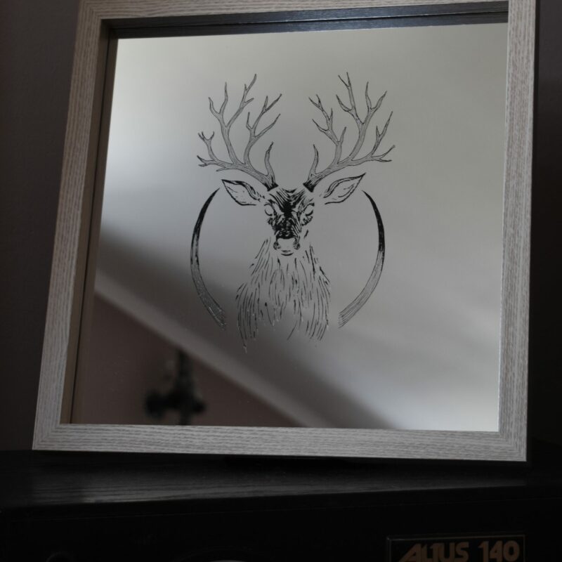 Lustro z grawerem jelenia w półksiężycu