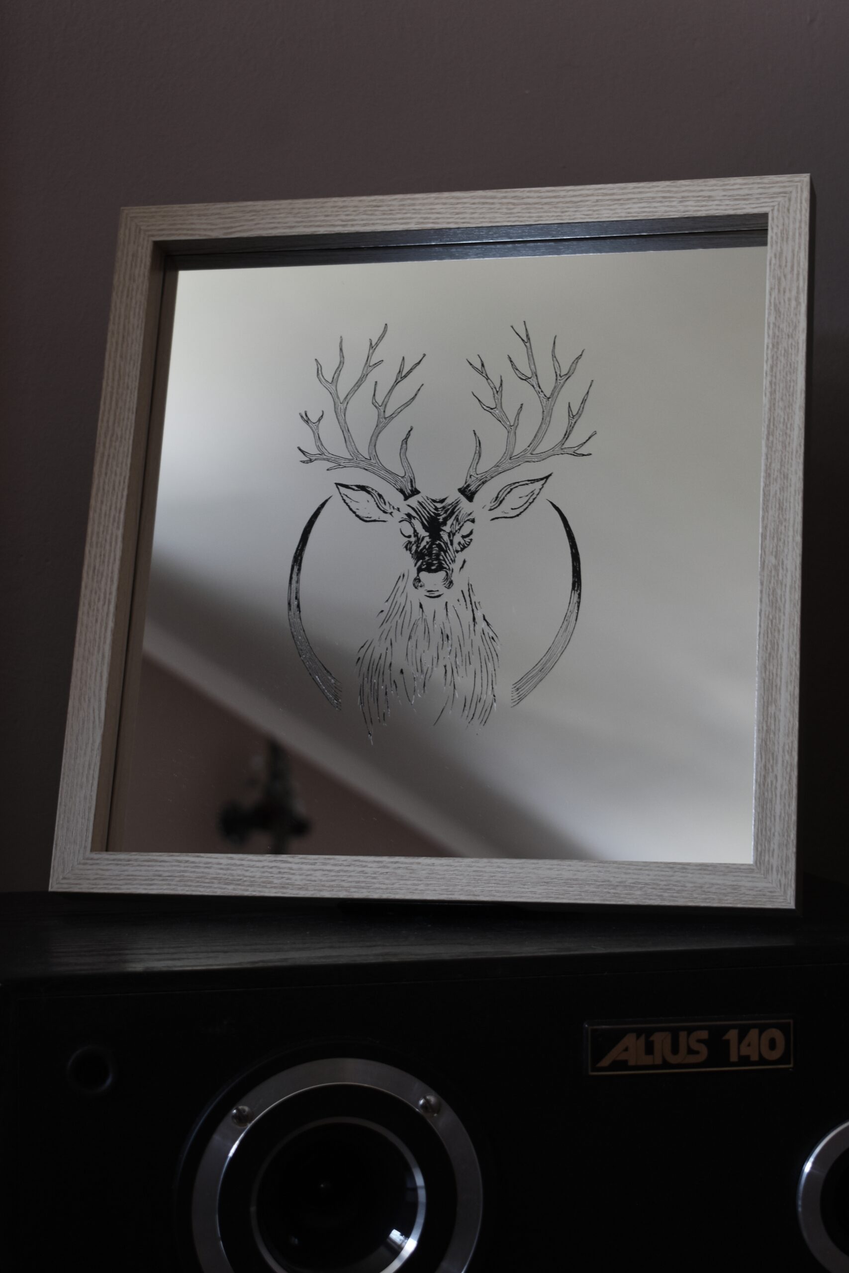 Lustro z grawerem jelenia w półksiężycu