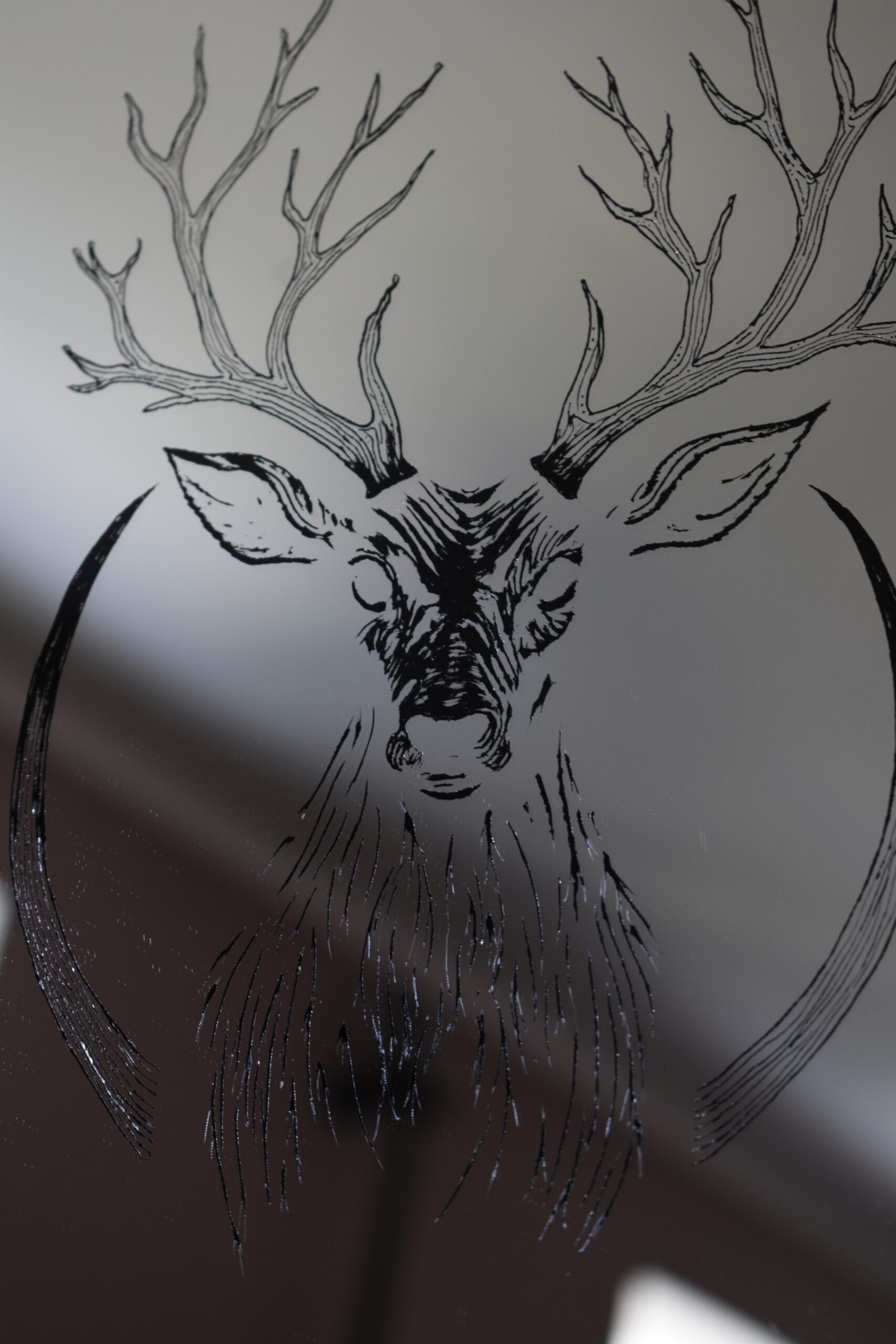 Lustro z grawerem jelenia w półksiężycu