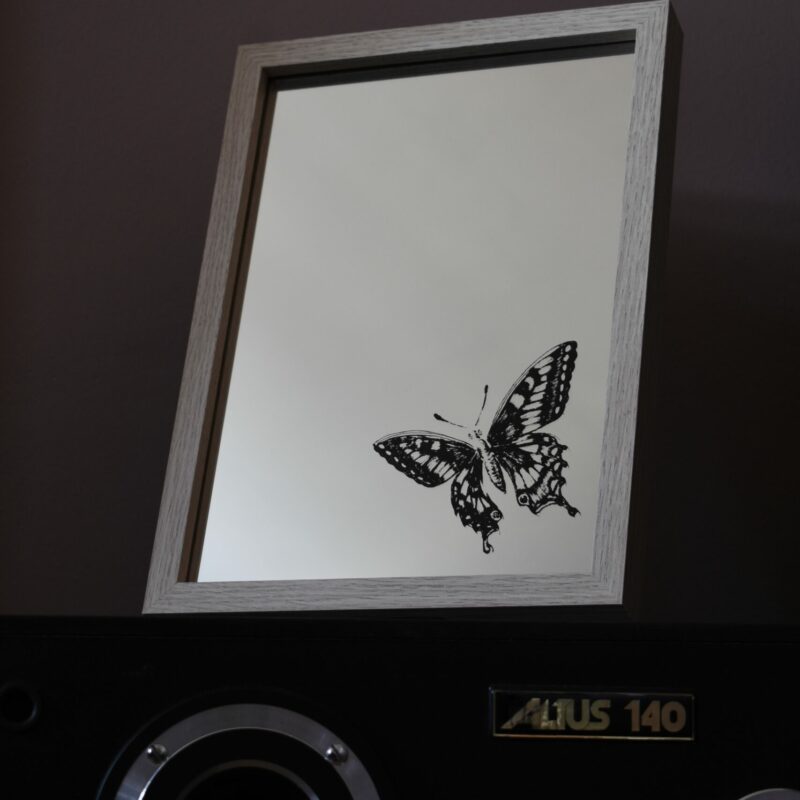 Lustro z grawerem motyla