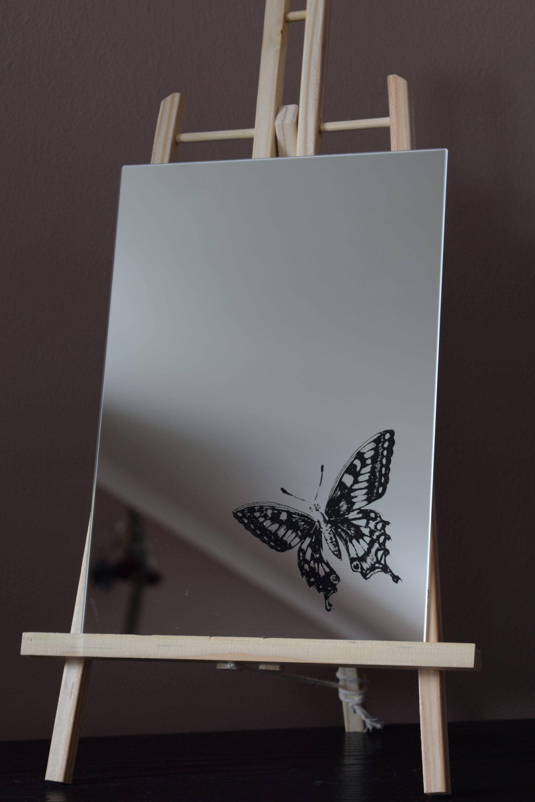 Lustro z grawerem motyla