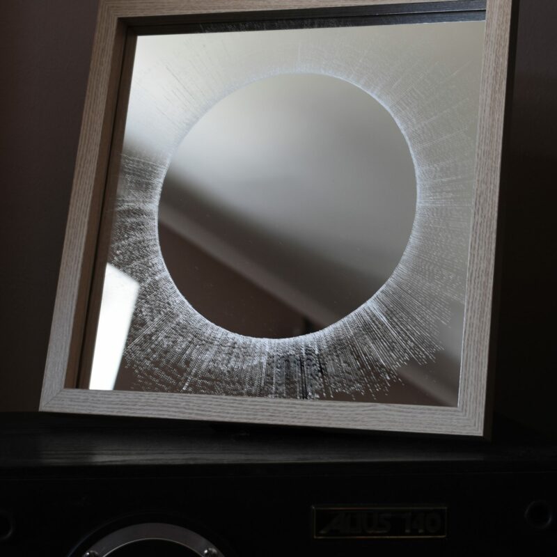 Ręcznie grawerowane lustro z motywem zaćmienia