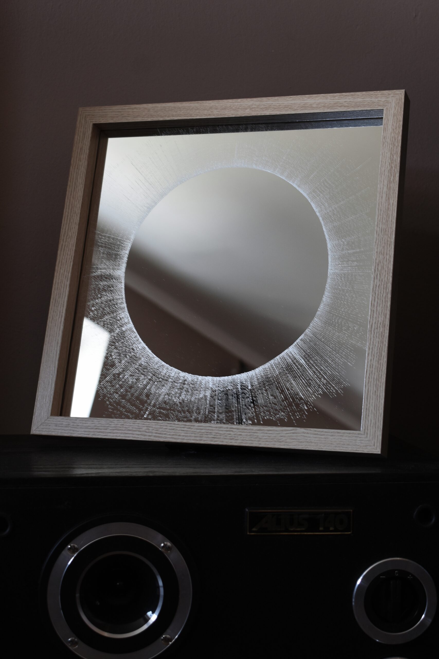 Ręcznie grawerowane lustro z motywem zaćmienia