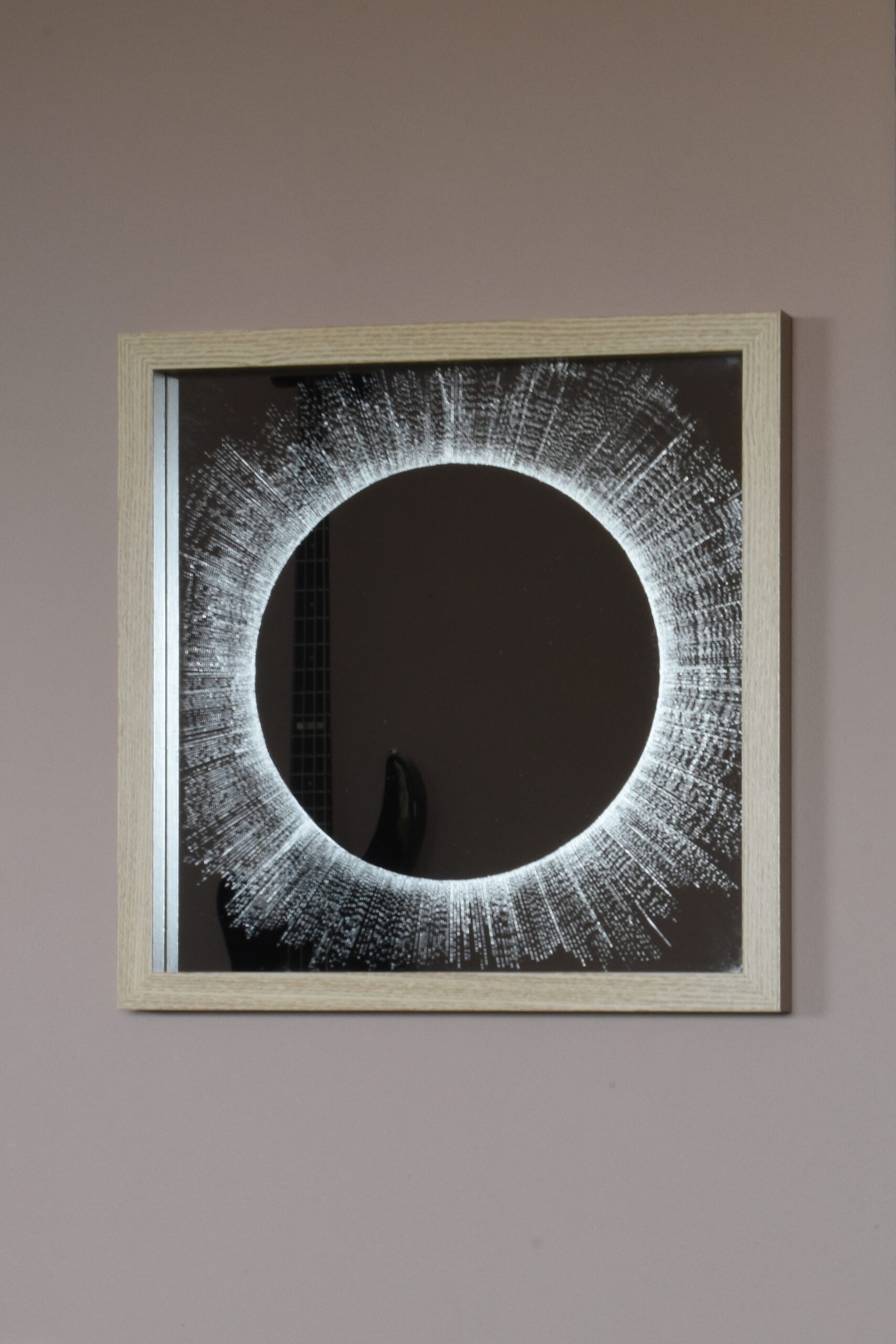 Ręcznie grawerowane lustro z motywem zaćmienia