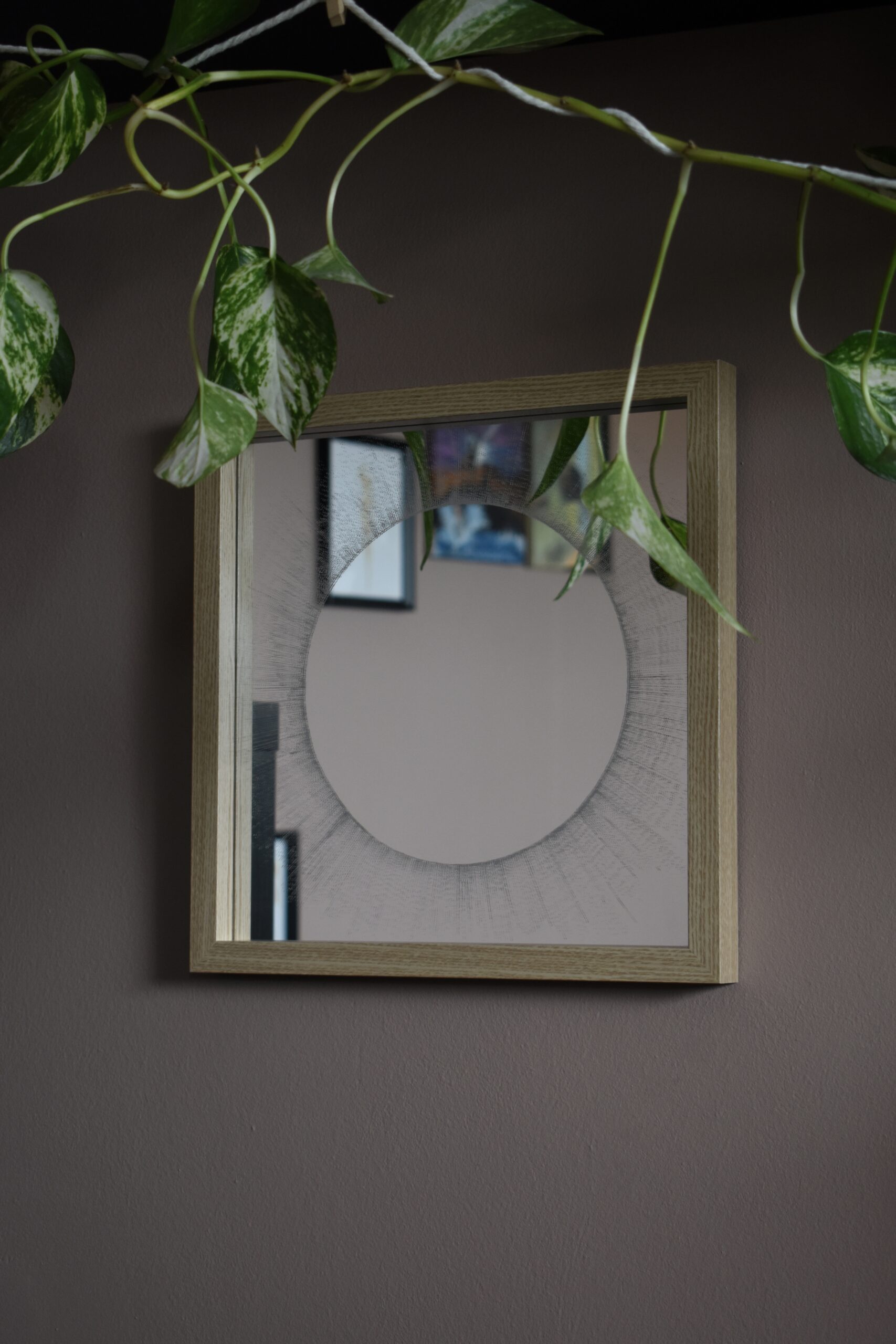 Ręcznie grawerowane lustro z motywem zaćmienia