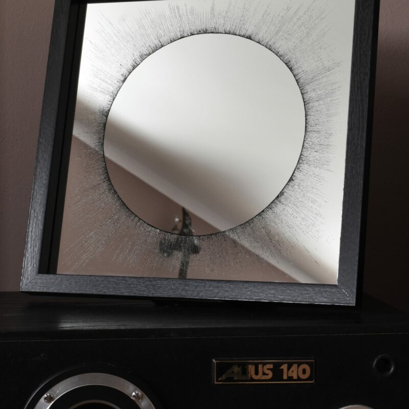 Ręcznie grawerowane lustro z motywem zaćmienia