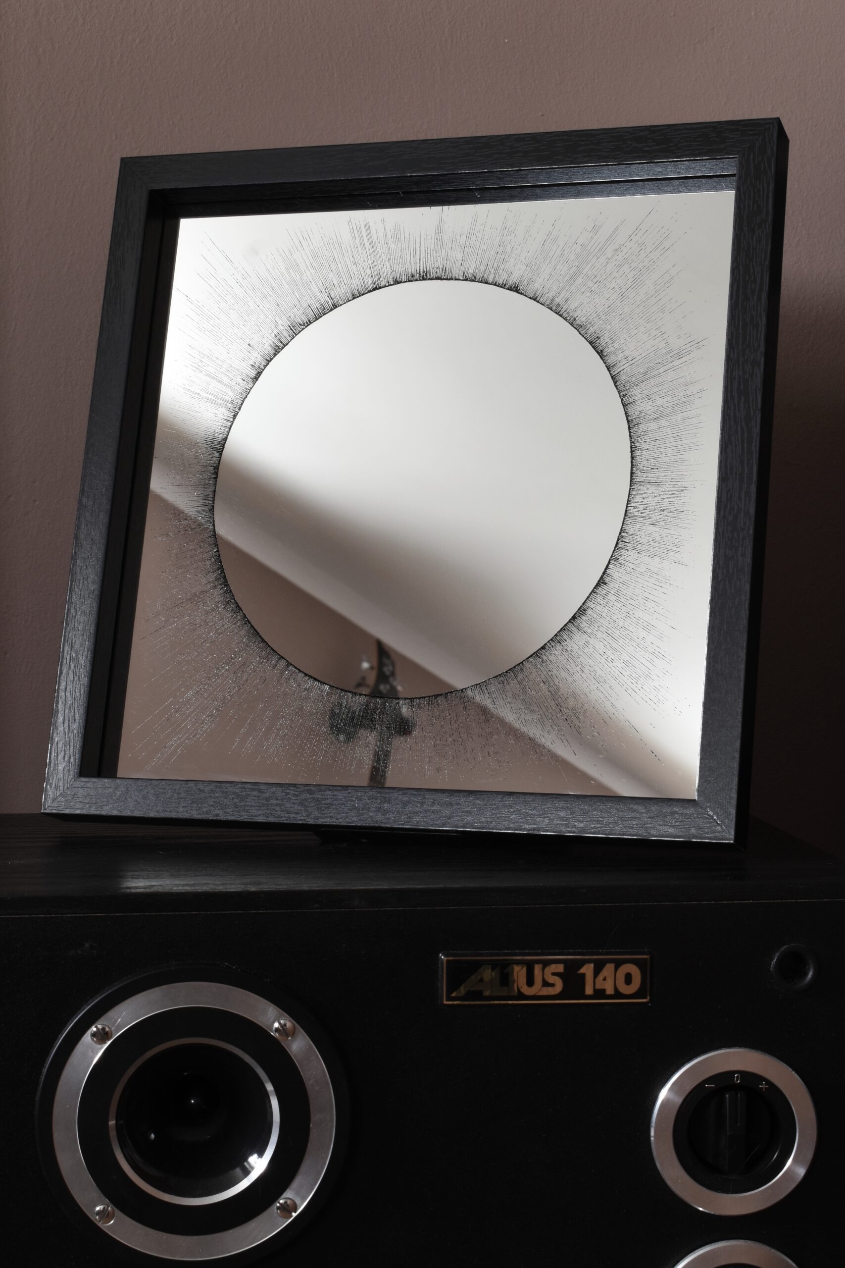 Ręcznie grawerowane lustro z motywem zaćmienia