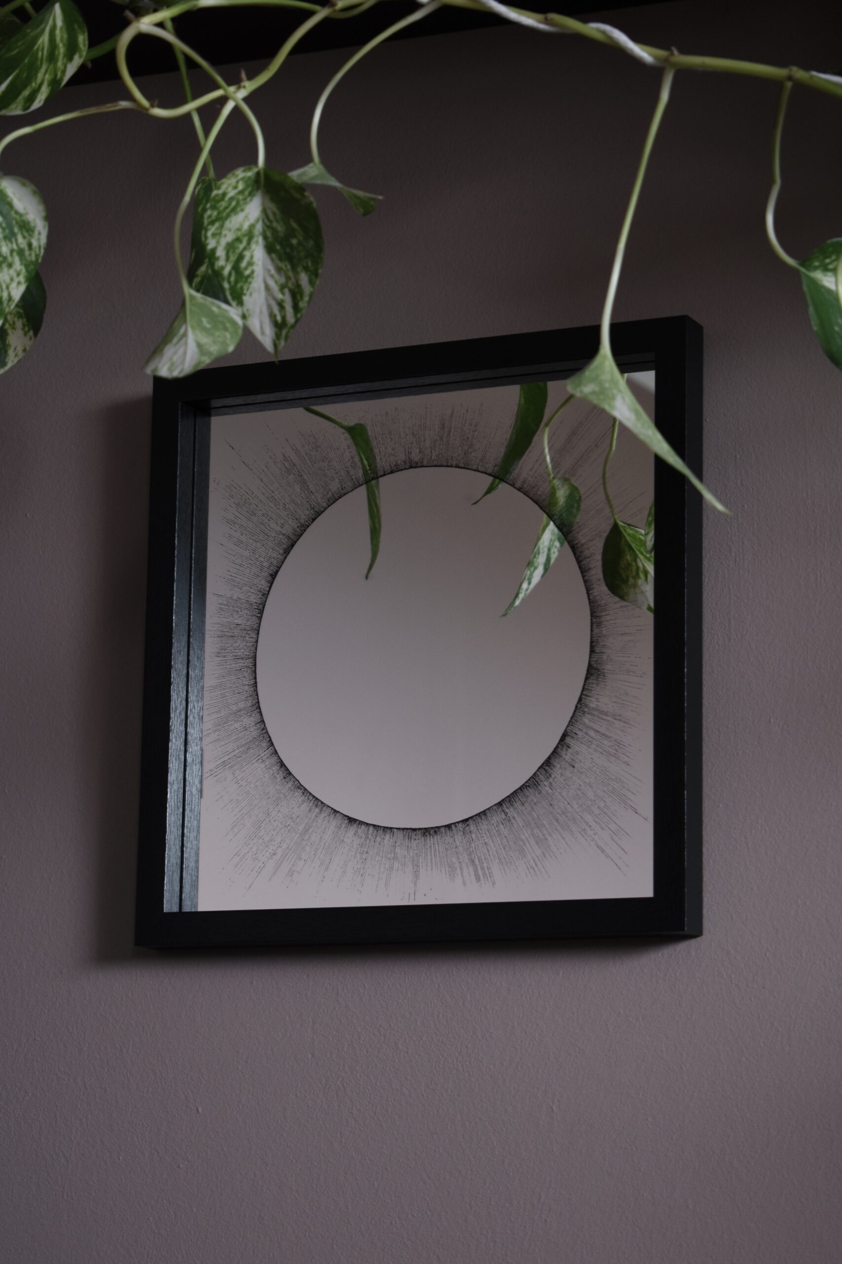 Ręcznie grawerowane lustro z motywem zaćmienia