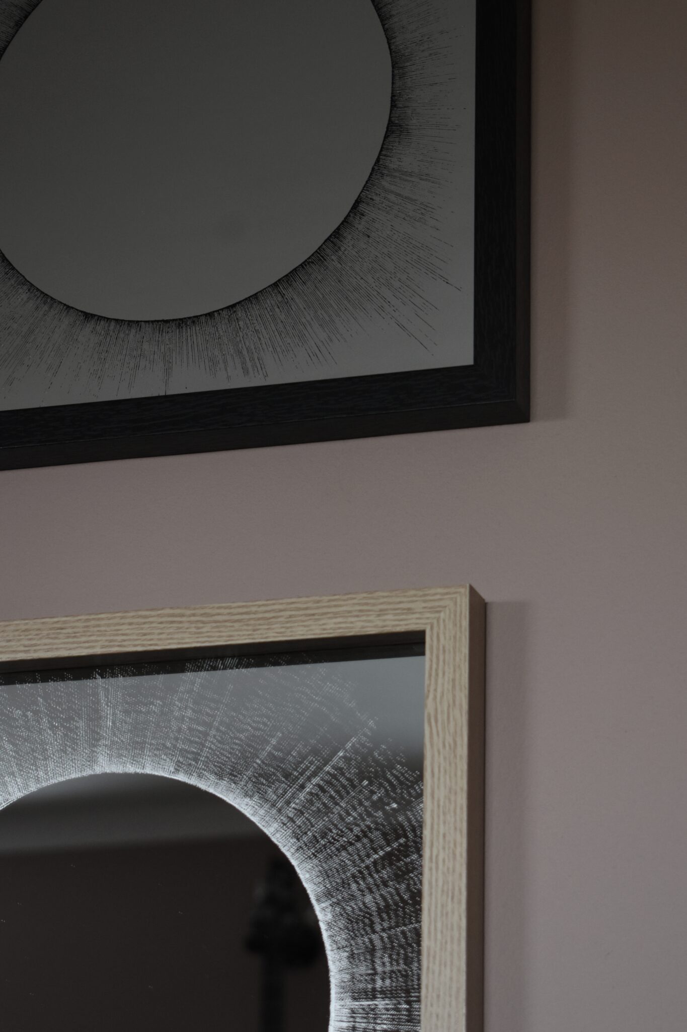 Ręcznie grawerowane lustro z motywem zaćmienia