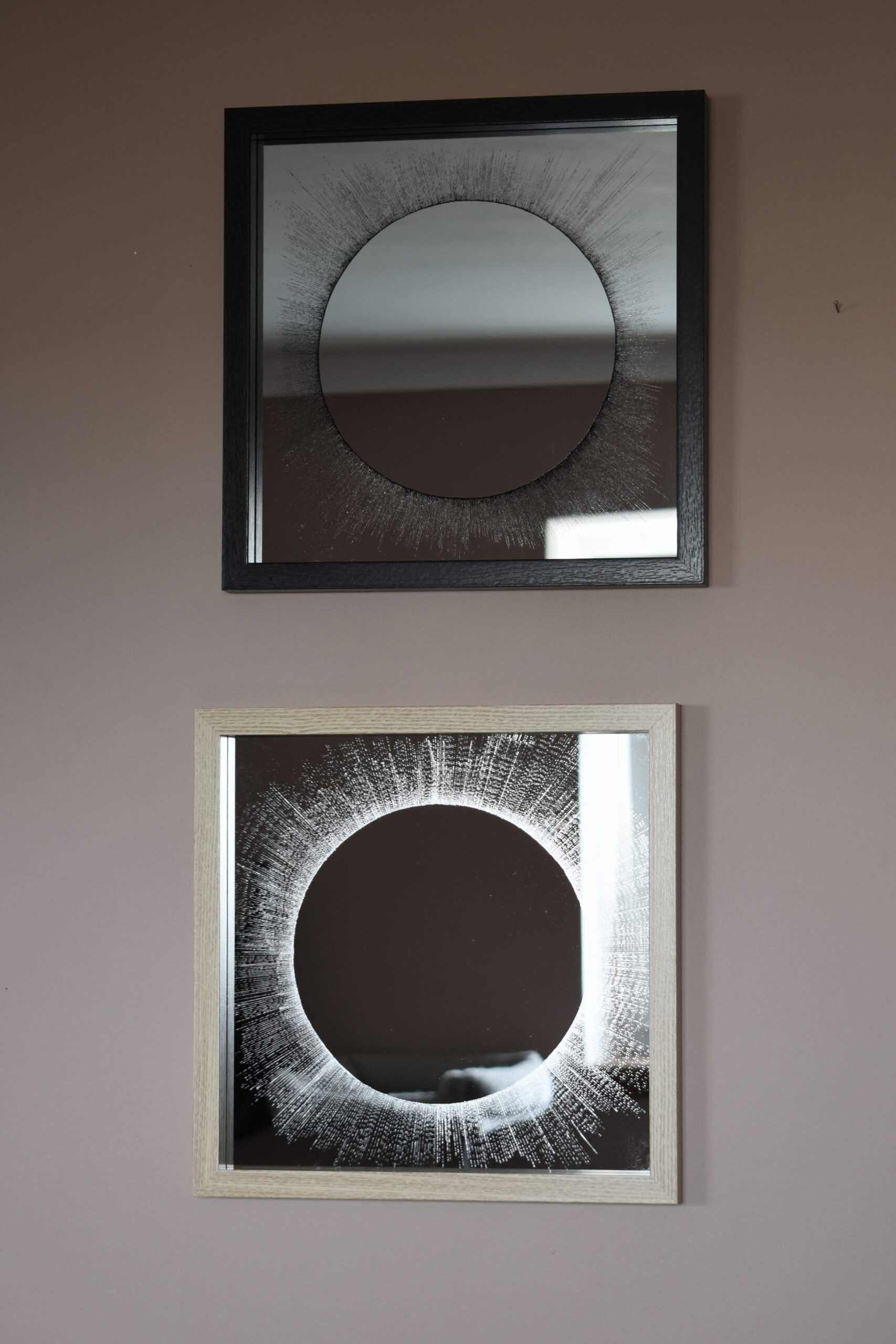 Ręcznie grawerowane lustro z motywem zaćmienia