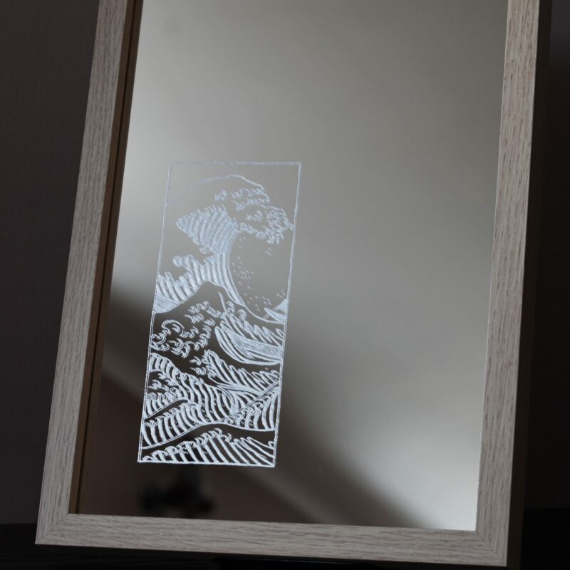 Ręcznie grawerowane lustro z japońskim motywem fali