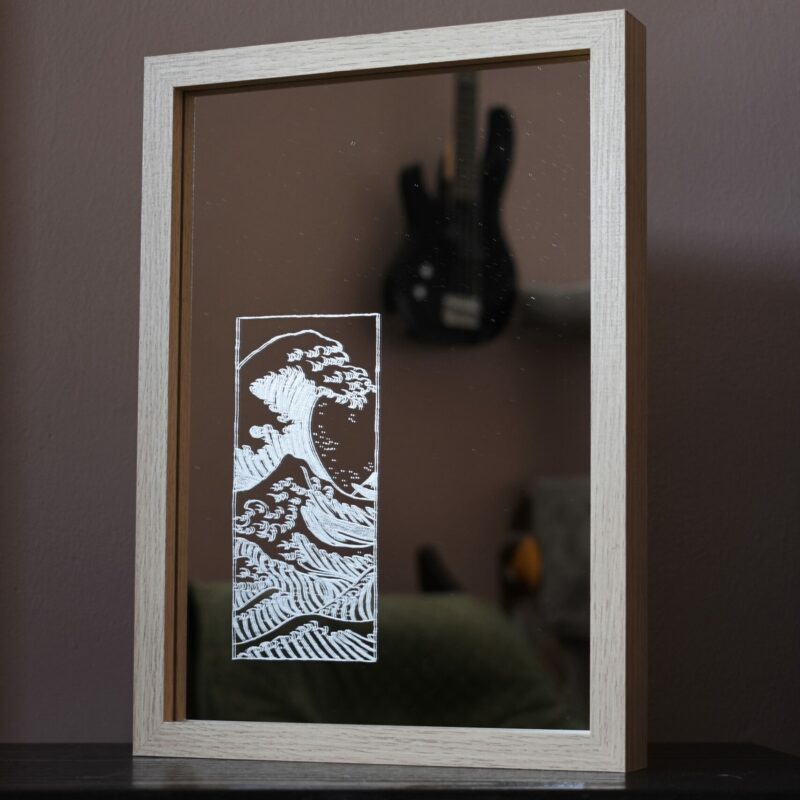 Ręcznie grawerowane lustro z japońskim motywem fali