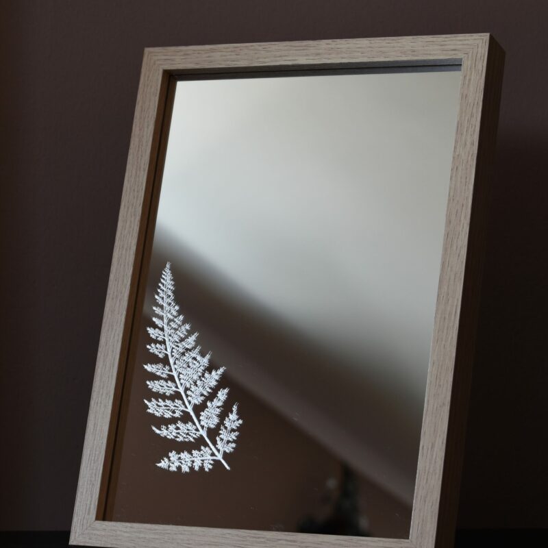 Ręcznie grawerowane lustro z motywem paproci