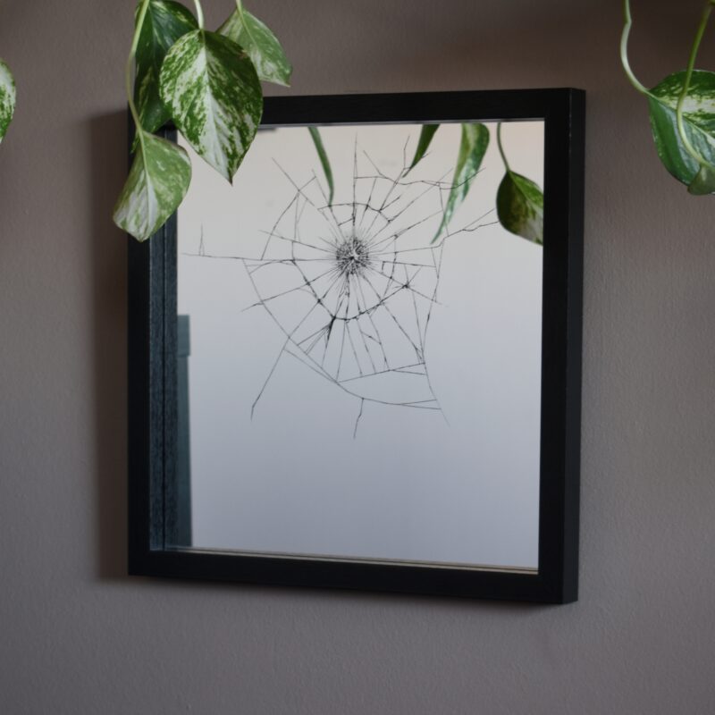 Lustro z ręcznym grawerem pękniętego szkła