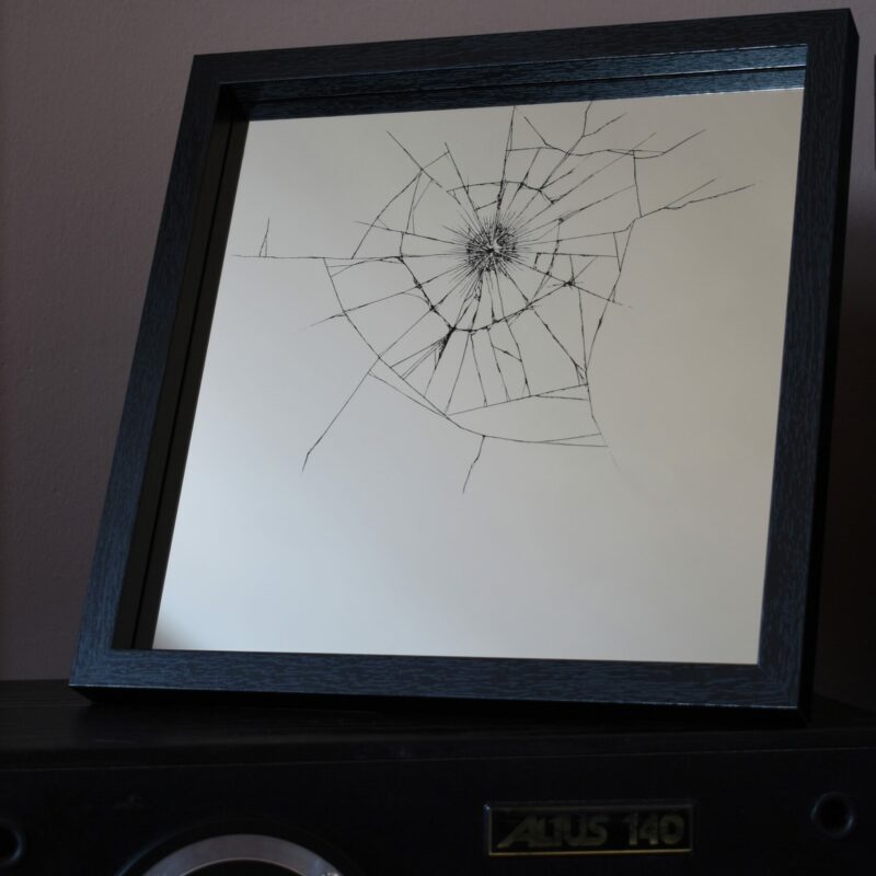 Lustro z ręcznym grawerem pękniętego szkła