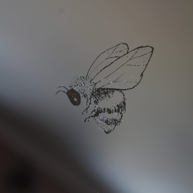 Lustro z ręcznym grawerem małego trzmiela