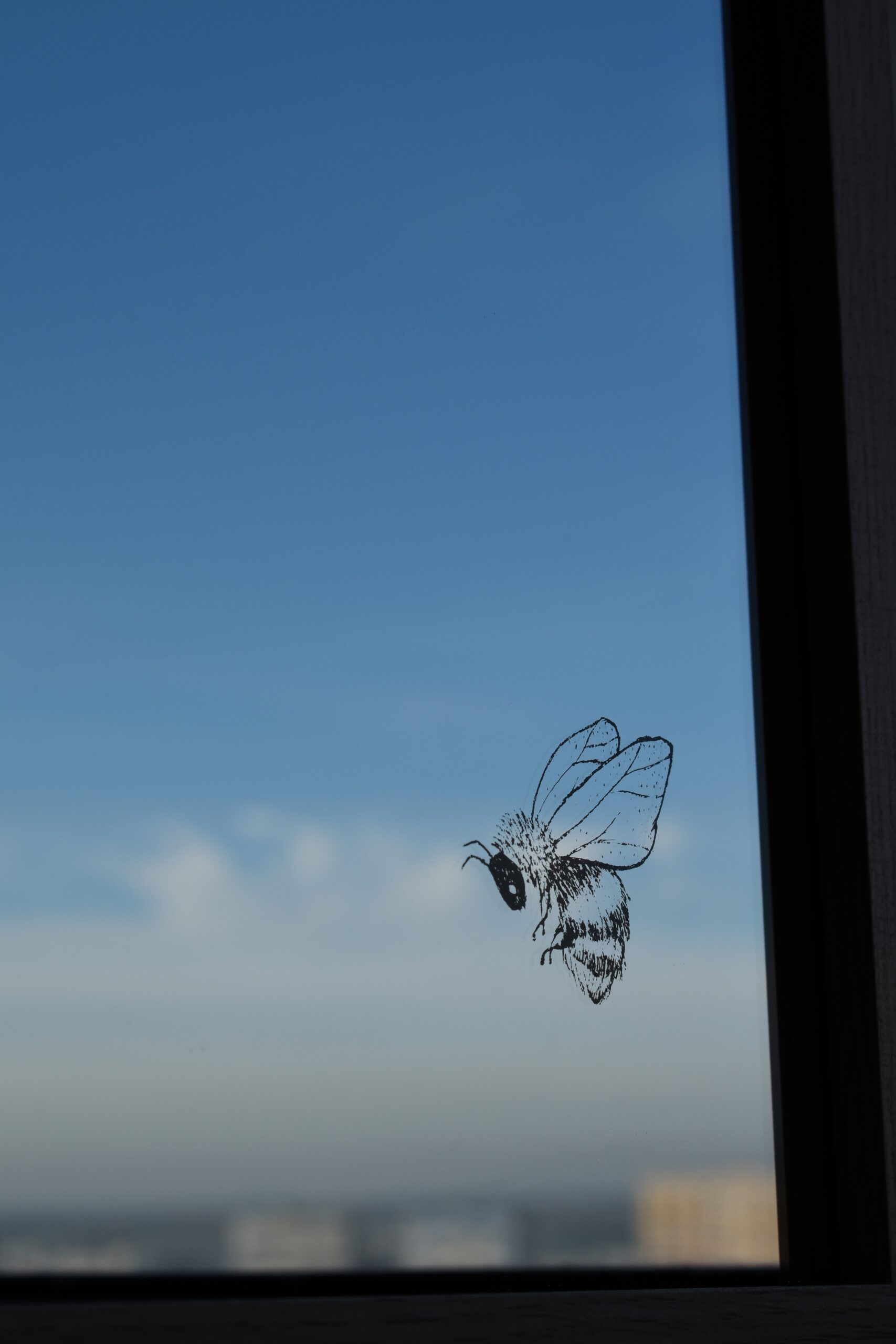 Lustro z ręcznym grawerem małego trzmiela