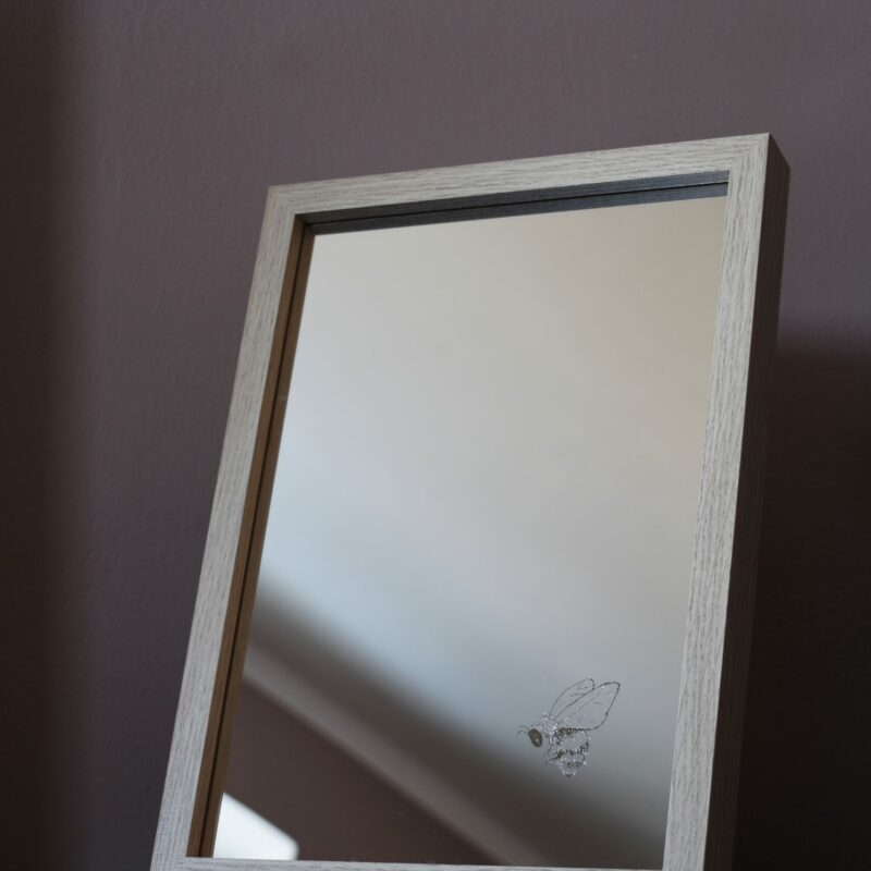 Lustro z ręcznym grawerem małego trzmiela