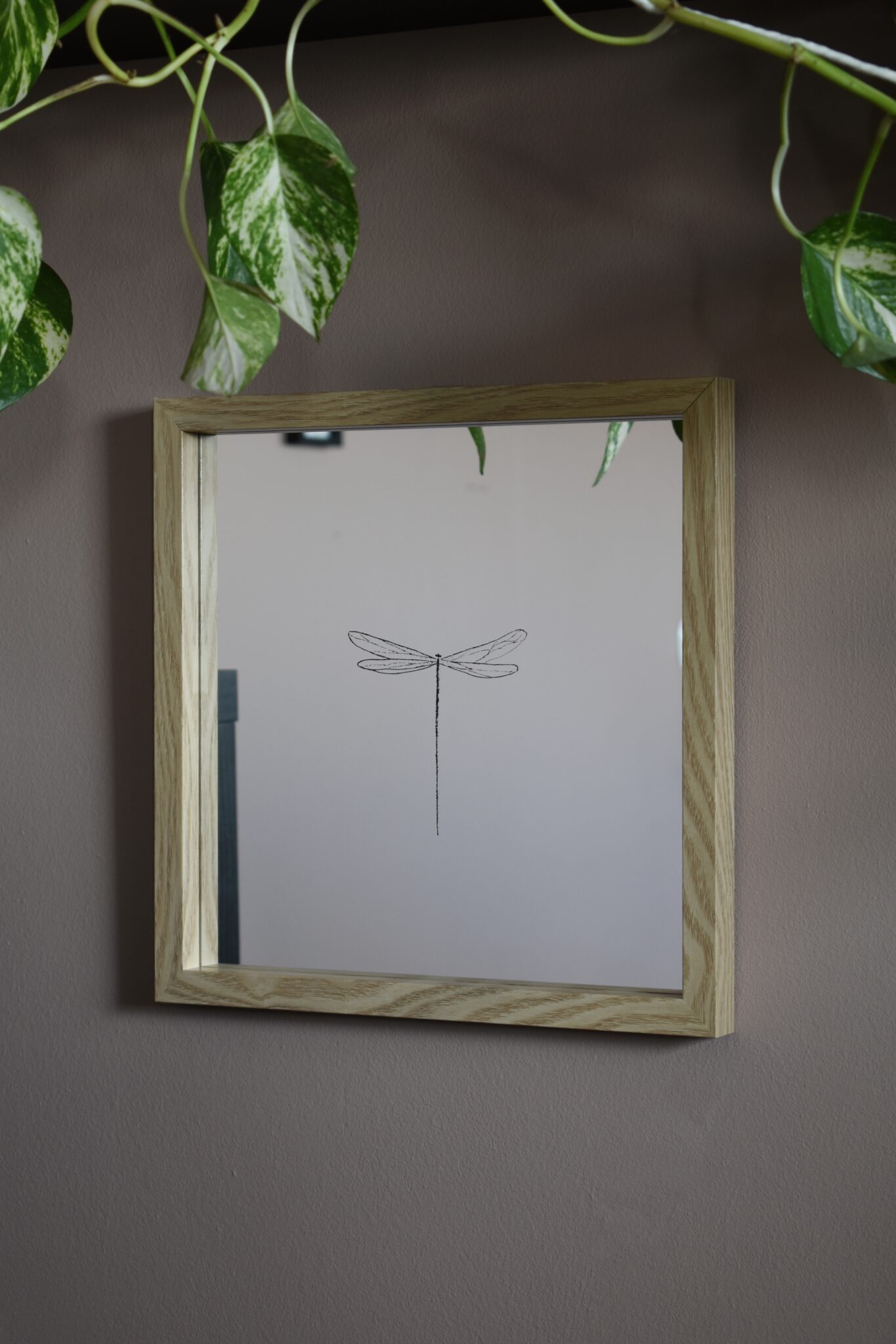 Lustro z ręcznym grawerem ważki