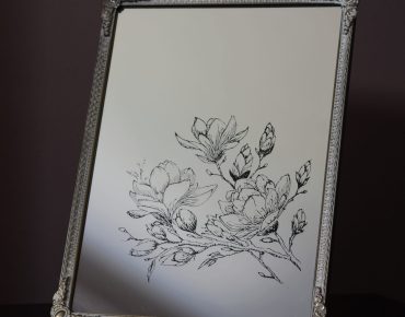Lustro z grawerem kwiatów magnolii
