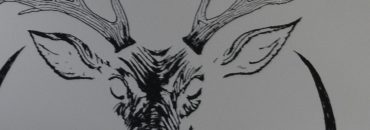 Lustro z grawerem jelenia w półksiężycu